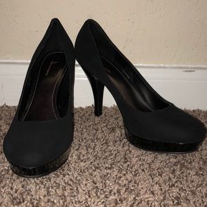 Black pumps!